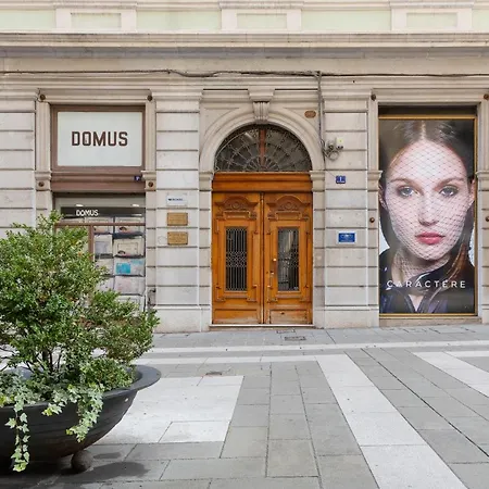 Stylish Gem In Historic For 4 Guests *