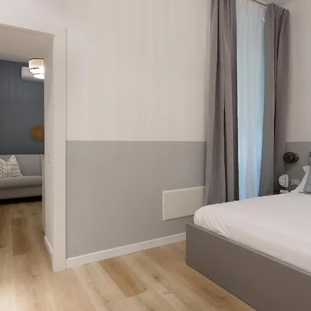 Stylish Gem In Historic For 4 Guests Daire Trieste