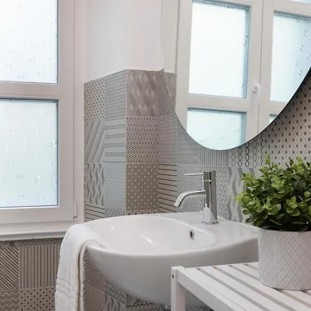 Stylish Gem In Historic For 4 Guests Apartament Triest