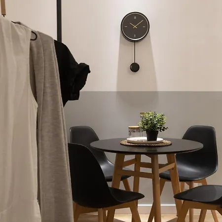 Apartament Stylish Gem In Historic For 4 Guests